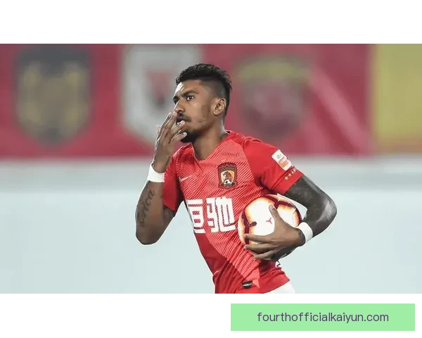 保利尼奥在新赛季中的表现持续提升，成为球队稳健的中场指挥官